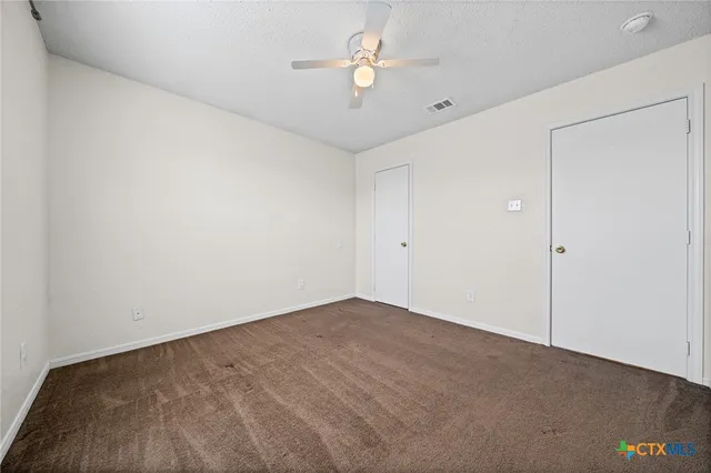 a view of a back yard