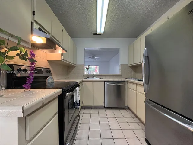 $2,300 | 407 Palm Circle East, Pembroke Pines, FL 33025