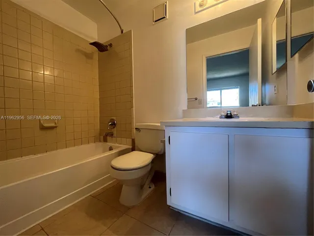 $2,300 | 407 Palm Circle East, Pembroke Pines, FL 33025