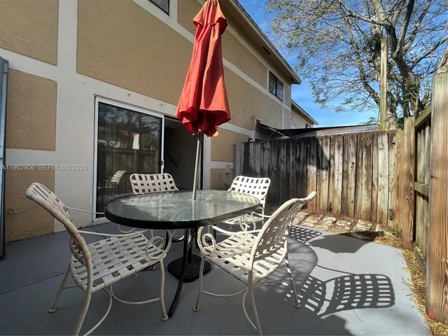 $2,300 | 407 Palm Circle East, Pembroke Pines, FL 33025