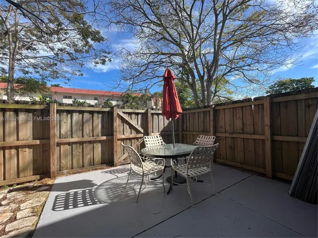 $2,300 | 407 Palm Circle East, Pembroke Pines, FL 33025