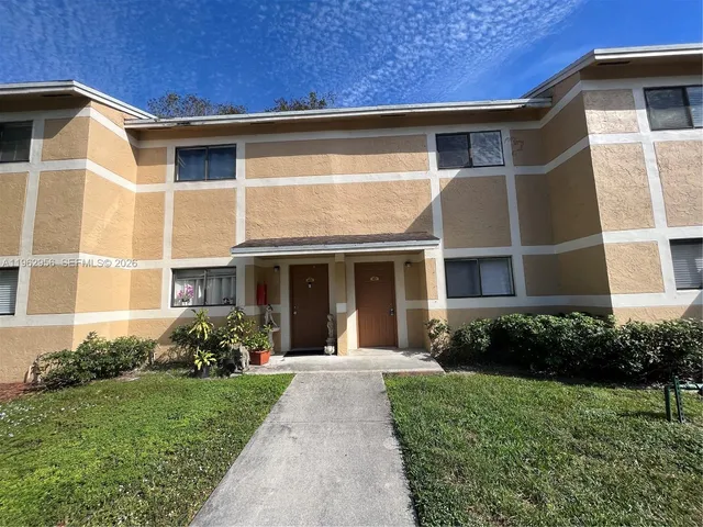 $2,300 | 407 Palm Circle East, Pembroke Pines, FL 33025