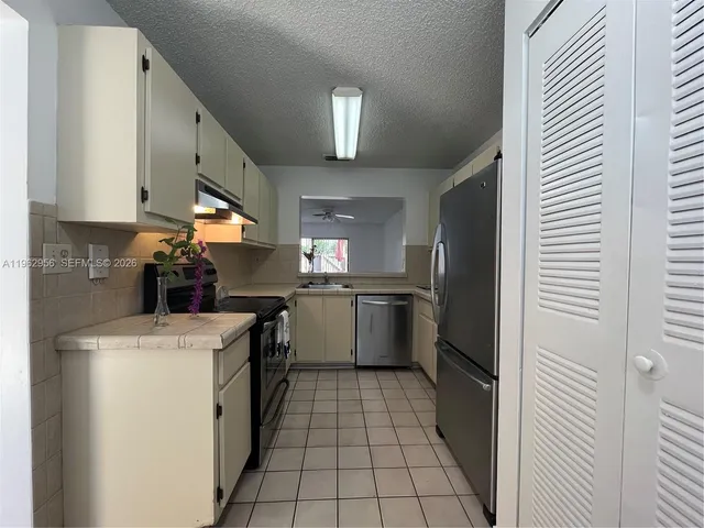 $2,300 | 407 Palm Circle East, Pembroke Pines, FL 33025