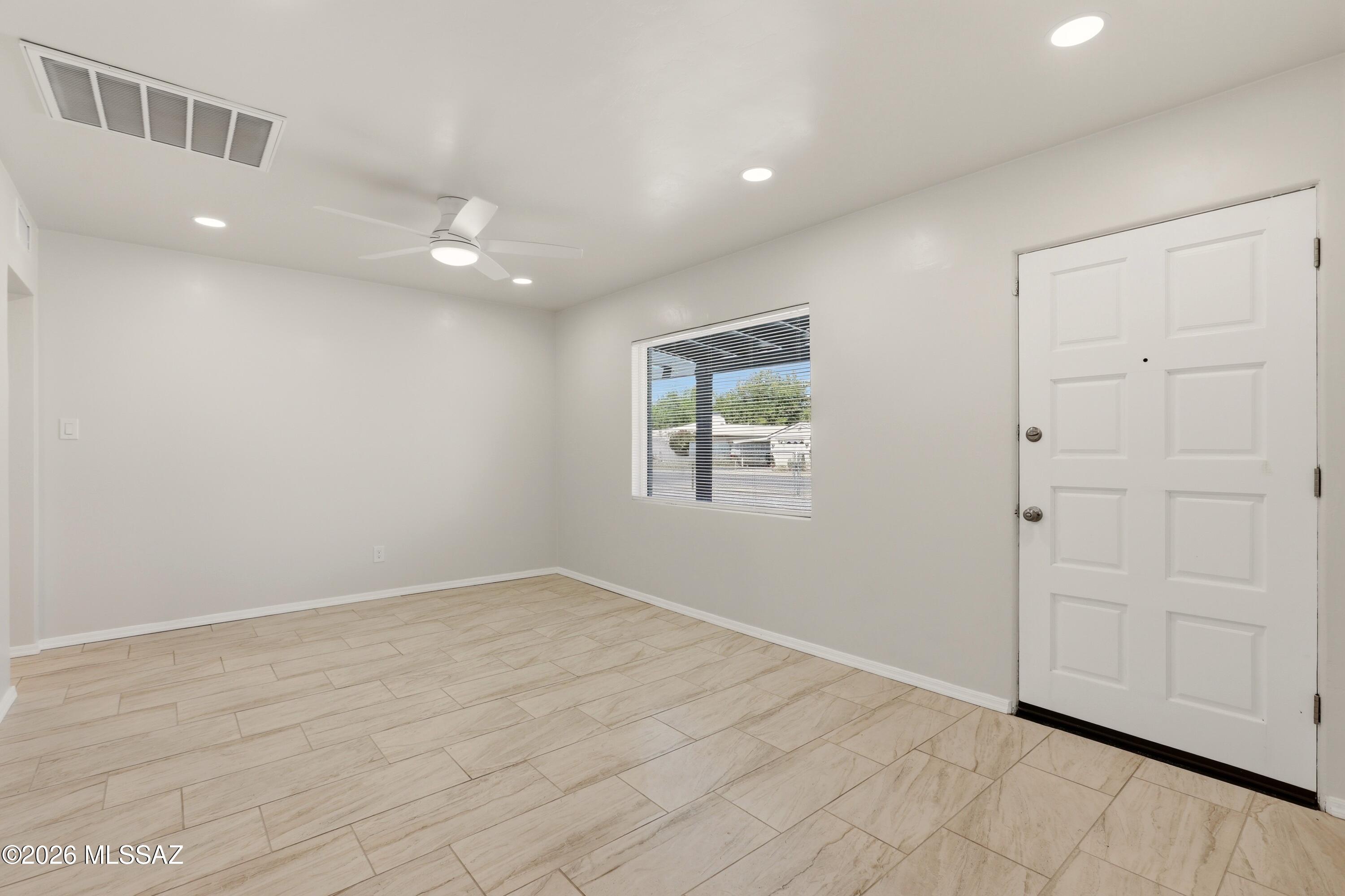 2111 South Miramonte Stravenue Tucson, AZ 85713 - Photo 5 of 34 5. Living Room