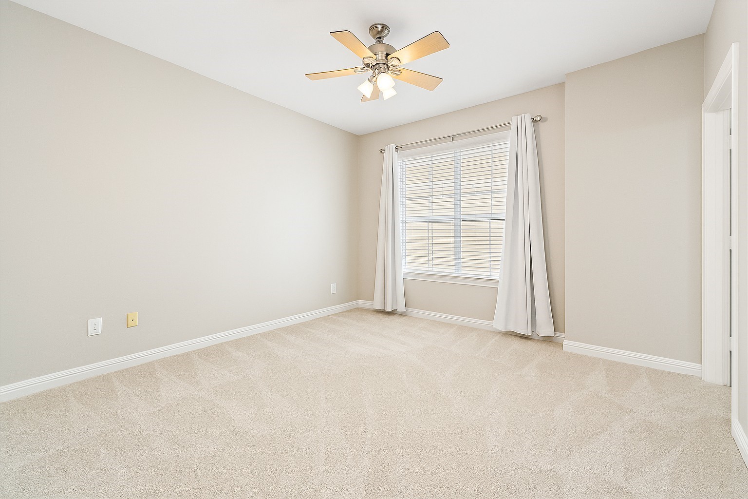 2423 Ralph Street Houston, TX 77006 - Photo 23 of 32 an empty room with a window and a ceiling fan