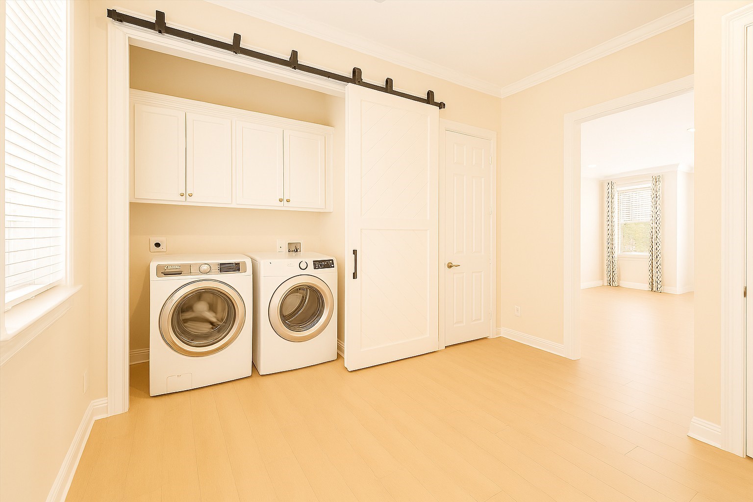 2423 Ralph Street Houston, TX 77006 - Photo 4 of 32 a utility room with dryer and washer