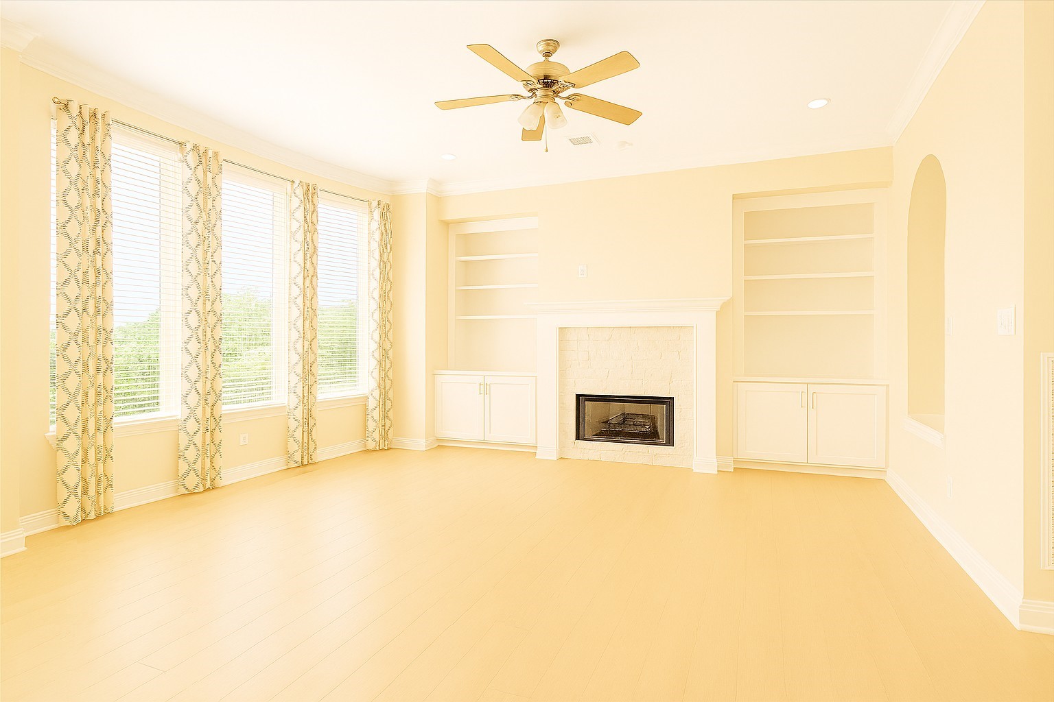 2423 Ralph Street Houston, TX 77006 - Photo 8 of 32 a view of an empty room with a window