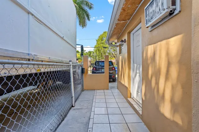 a view of an empty room with a ceiling fan