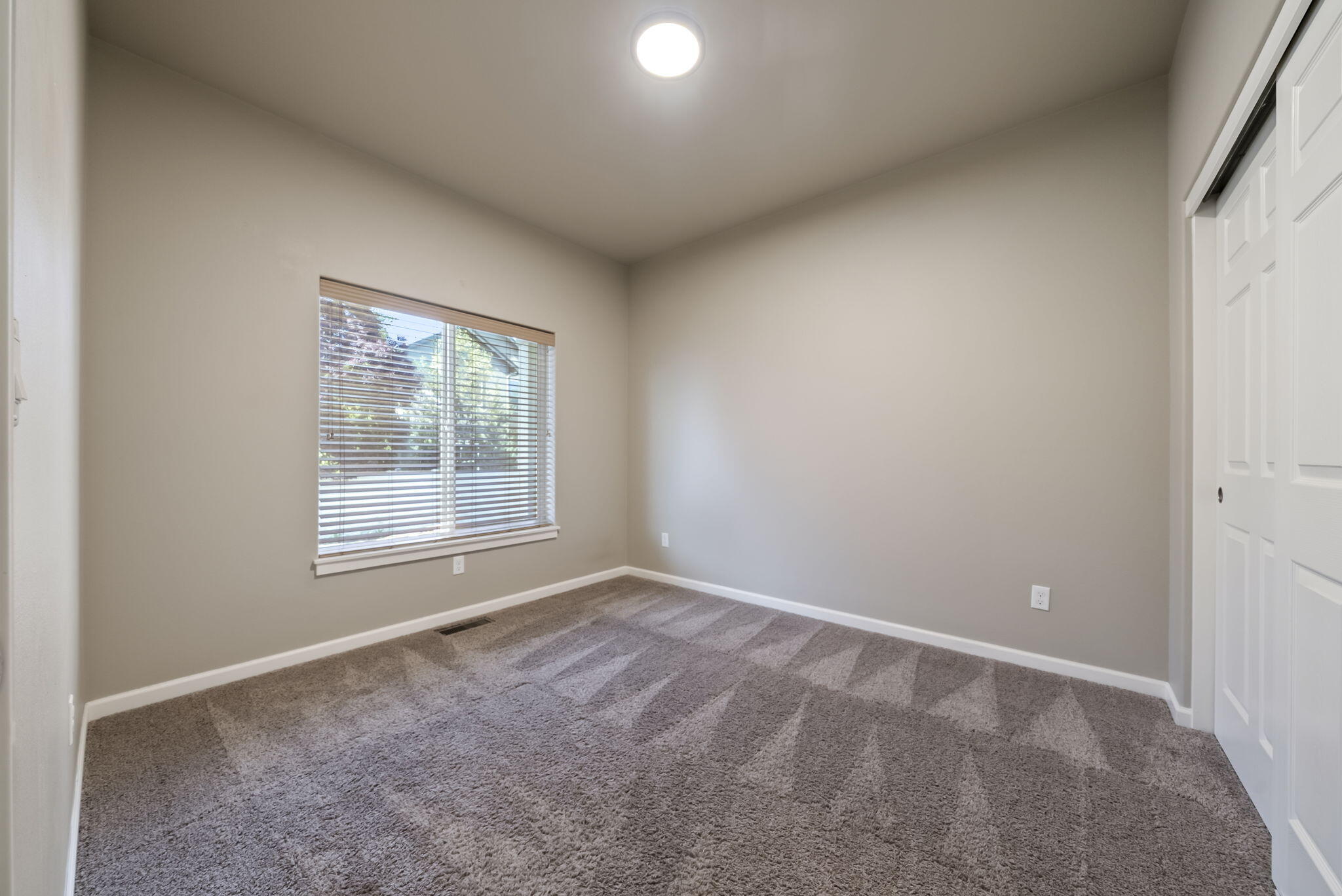 656 Southeast Reed Market Road Bend, OR 97702 - Photo 27 of 32 34-web-or-mls-DSC01234-HDR