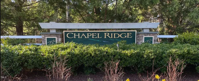 a sign that is sitting on a brick wall