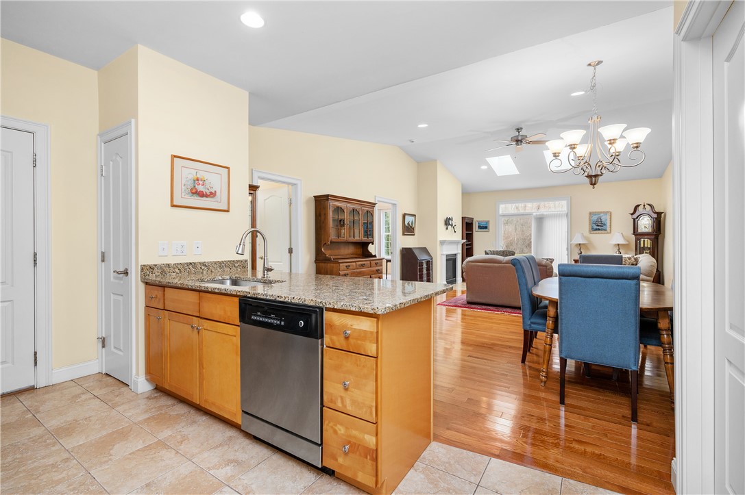 315 Old River Road, Unit 32 Lincoln, RI 02838 - Photo 7 of 32