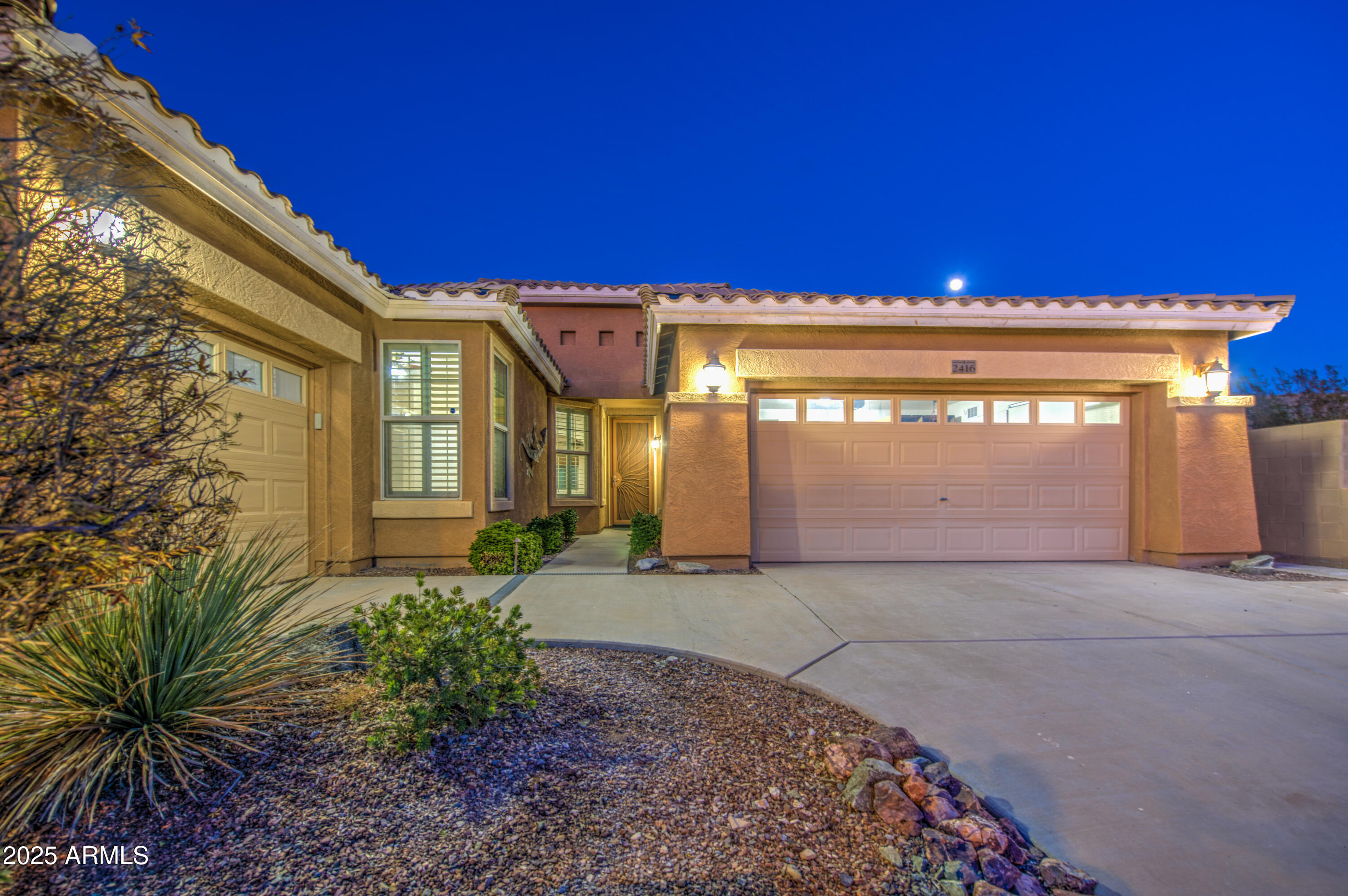 2416 West Hayduk Road Phoenix, AZ 85041 - Photo 4 of 54 Twilight 19
