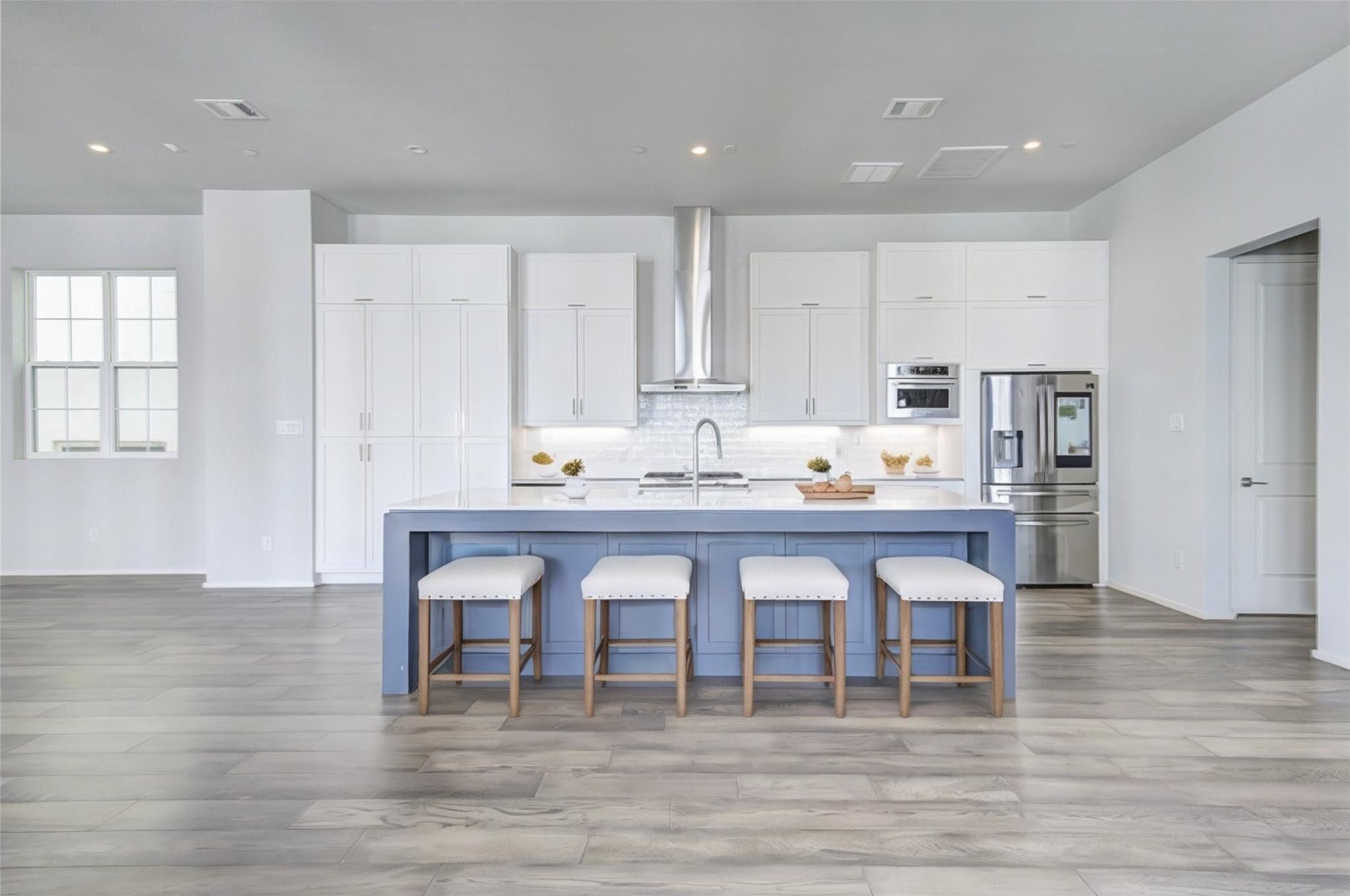 5336 Chandler Street Houston, TX 77007 - Photo 6 of 35 Island without cooktop! *virtually staged*