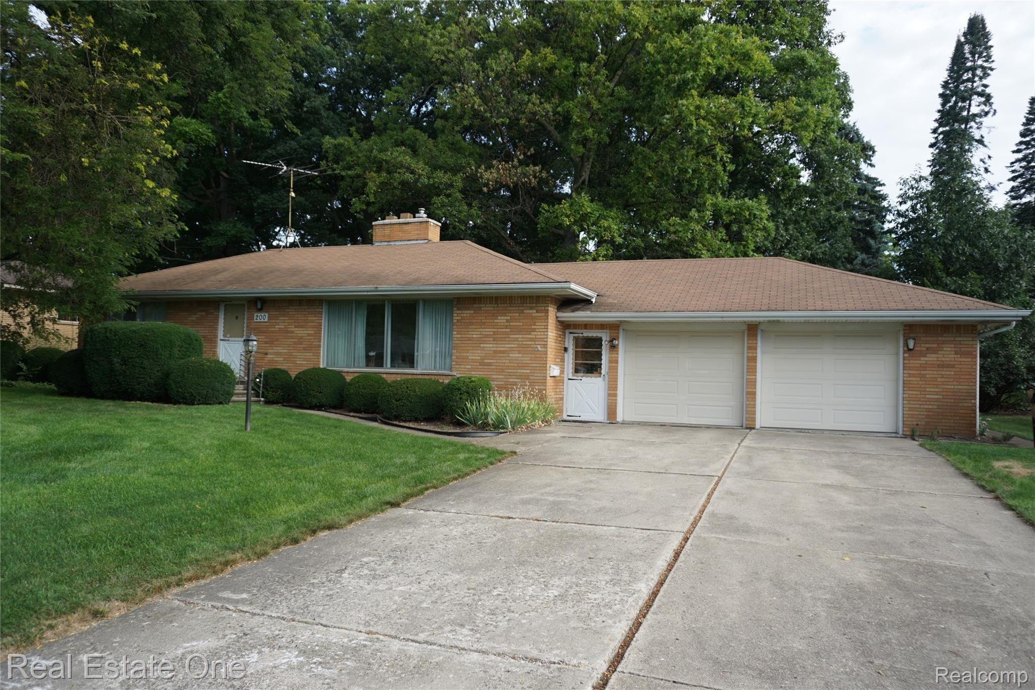 200 Windsor Road Rochester, MI 48307 - Photo 1 of 25 DSC00460.JPG