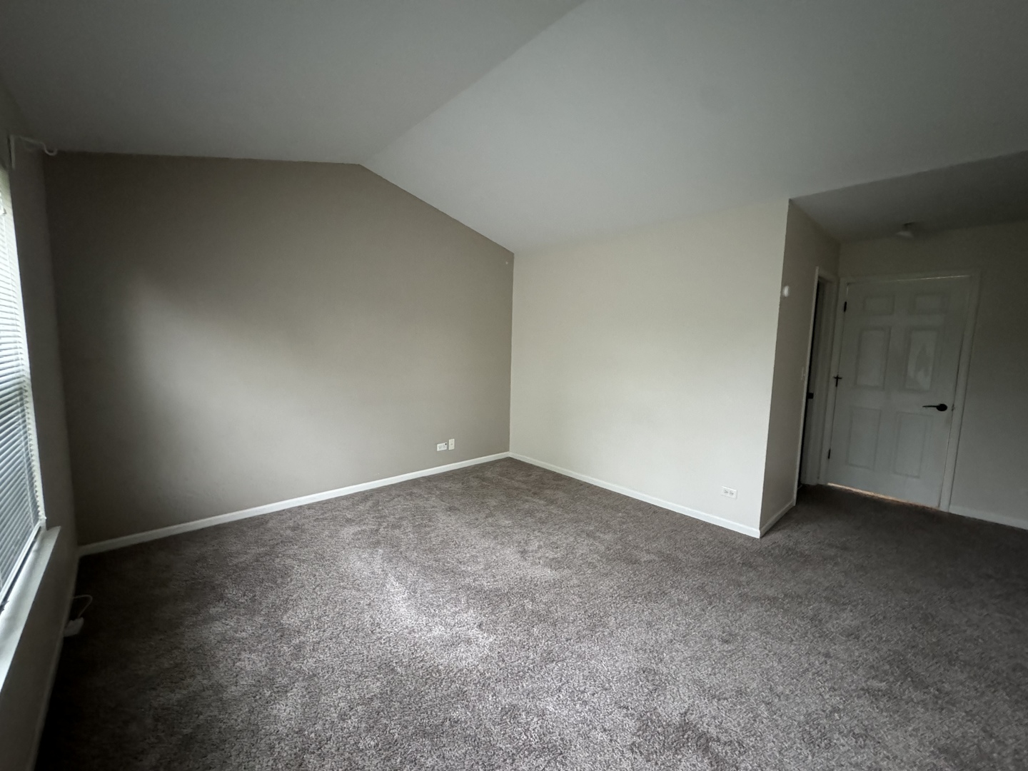 909 Genesee Drive Naperville, IL 60563 - Photo 14 of 26 an empty room with an empty space