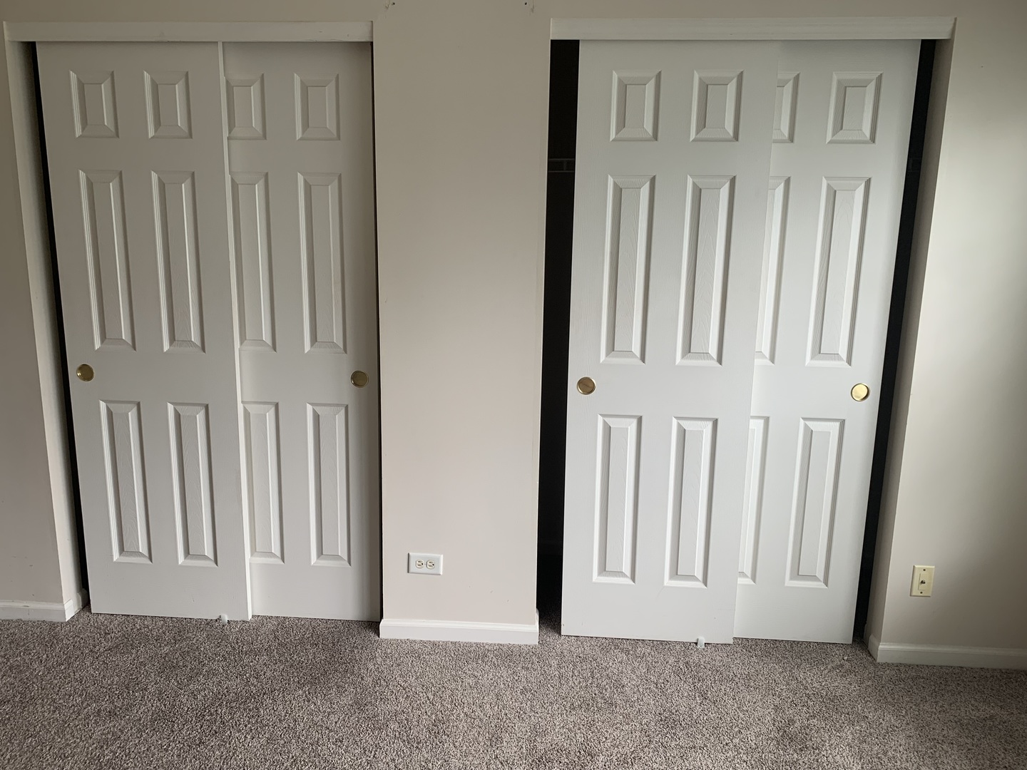 909 Genesee Drive Naperville, IL 60563 - Photo 17 of 26 an empty room with windows