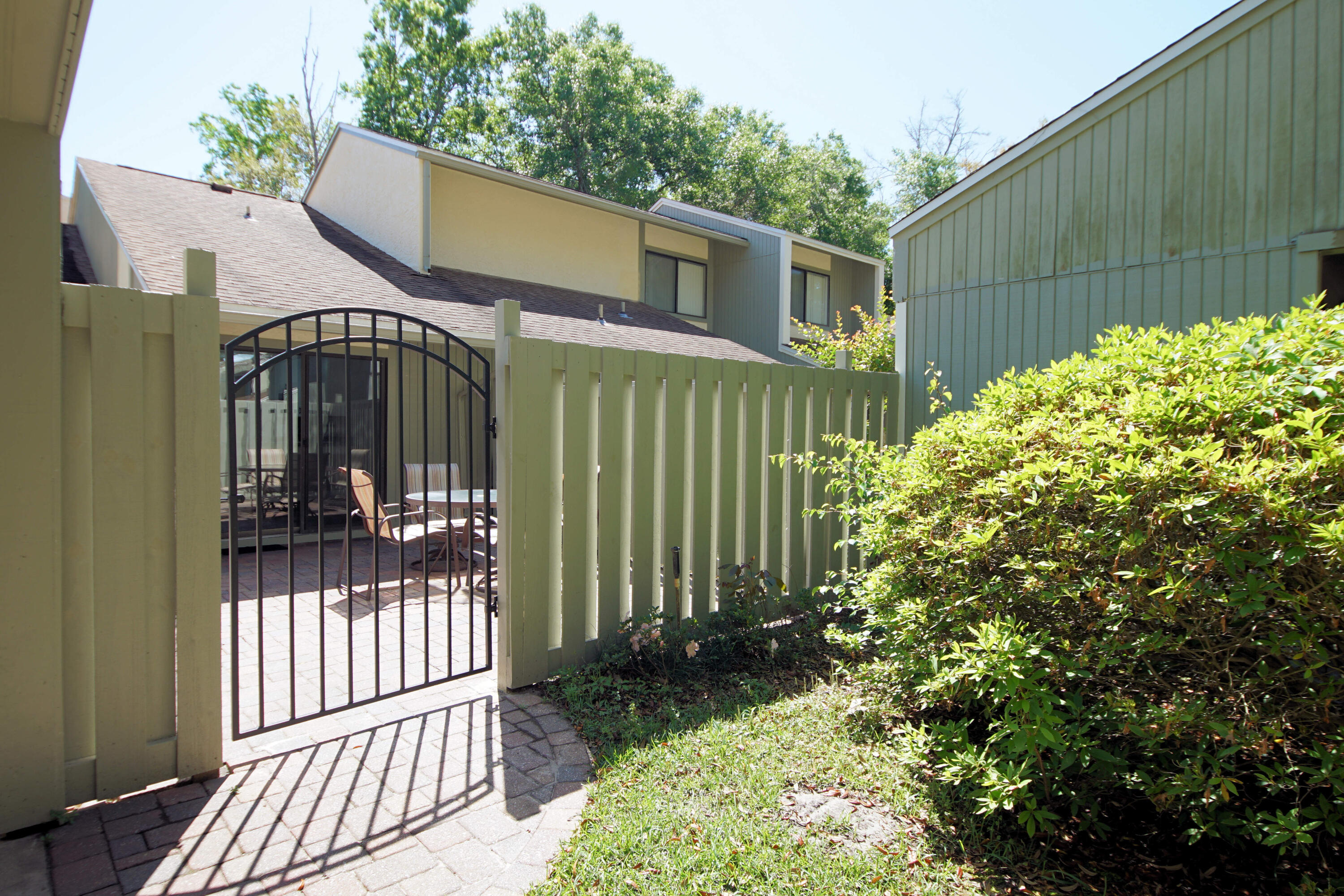 800 Bay Drive, Unit 8 Niceville, FL 32578 - Photo 14 of 29 a front view of a house having yard