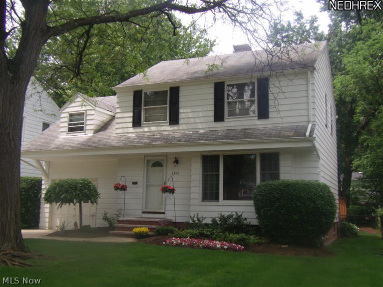 1300 Brainard Road Lyndhurst, OH 44124 - Photo 1 of 24 Pretty yard 1300 Brainard