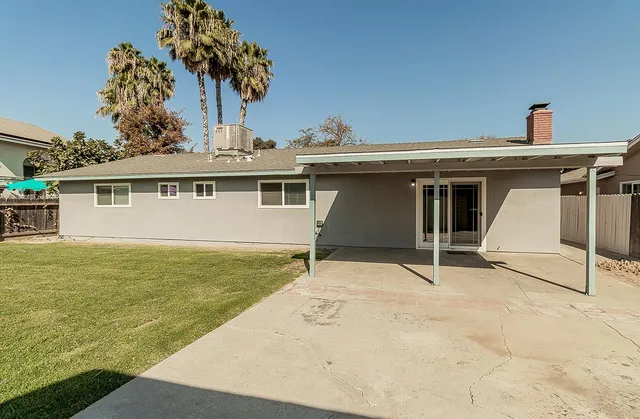 a view of a house with a backyard
