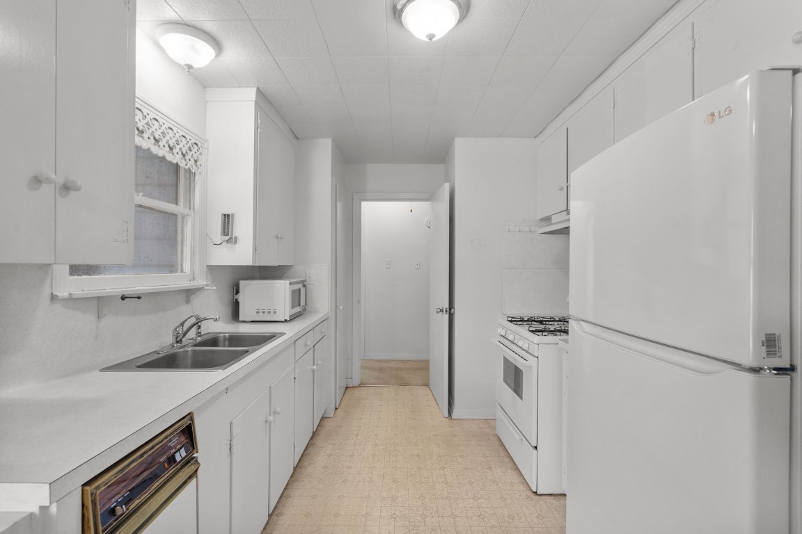 1126 Orange Street La Marque, TX 77568 - Photo 10 of 36 Kitchen