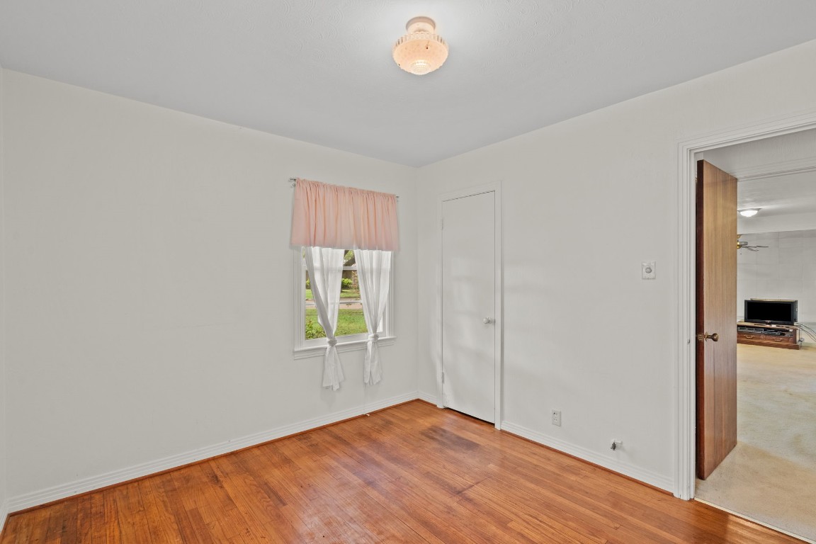 1126 Orange Street La Marque, TX 77568 - Photo 20 of 36 an empty room with windows