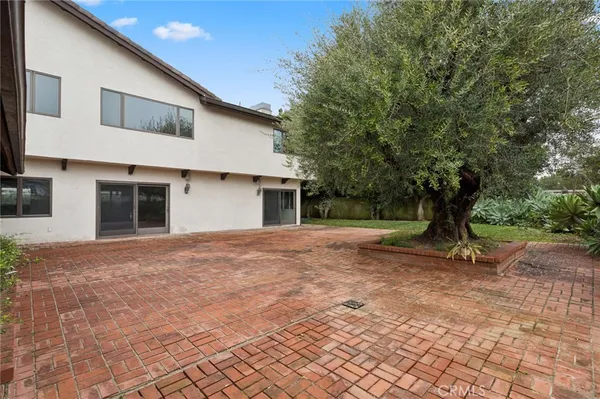 a view of a house with a backyard