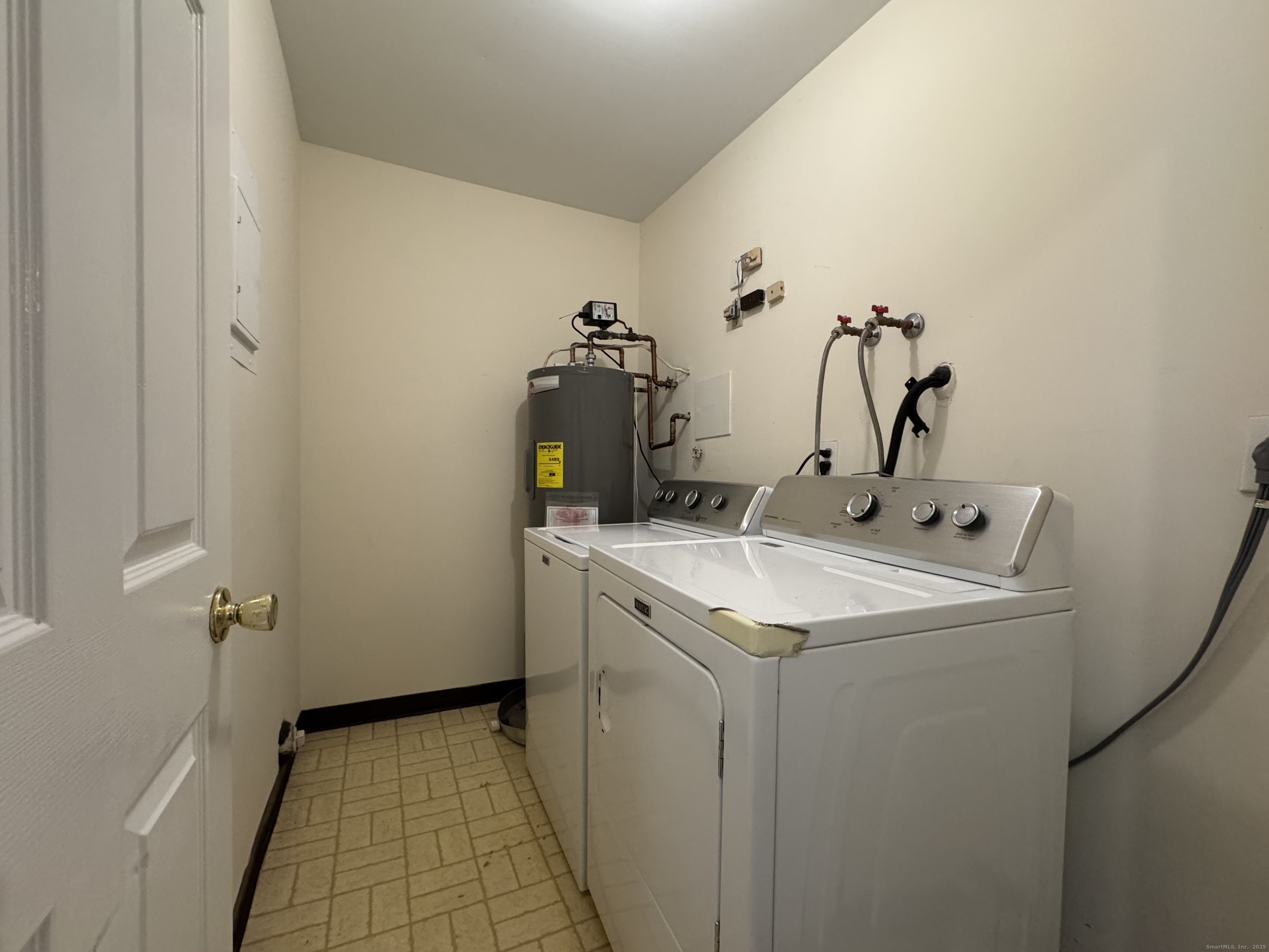 136 Pembroke Road, Unit 11101 Danbury, CT 06811 - Photo 11 of 17 a utility room with dryer and washer