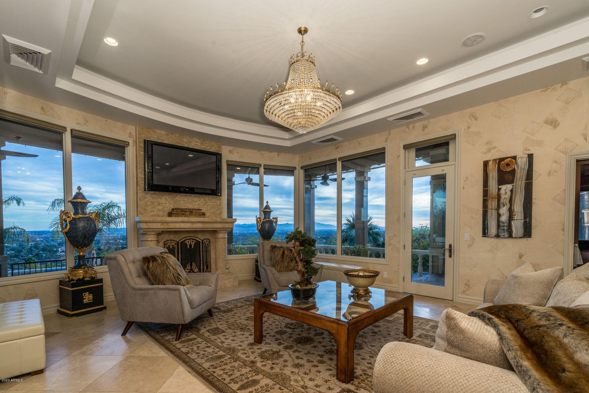 5626 East Wonderview Road Phoenix, AZ 85251 - Photo 3 of 46 Living Room