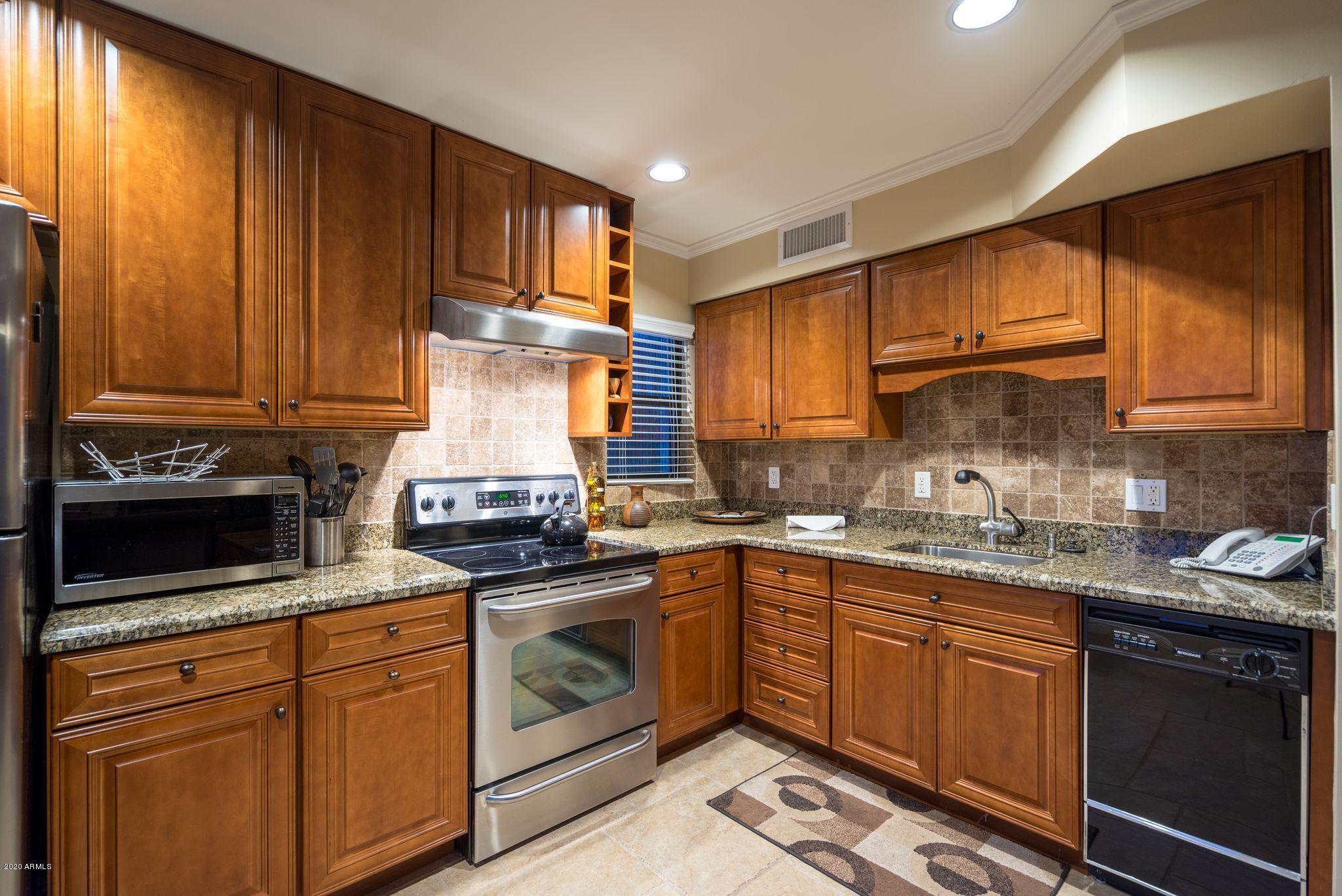 5626 East Wonderview Road Phoenix, AZ 85251 - Photo 38 of 46 Guest Kitchen