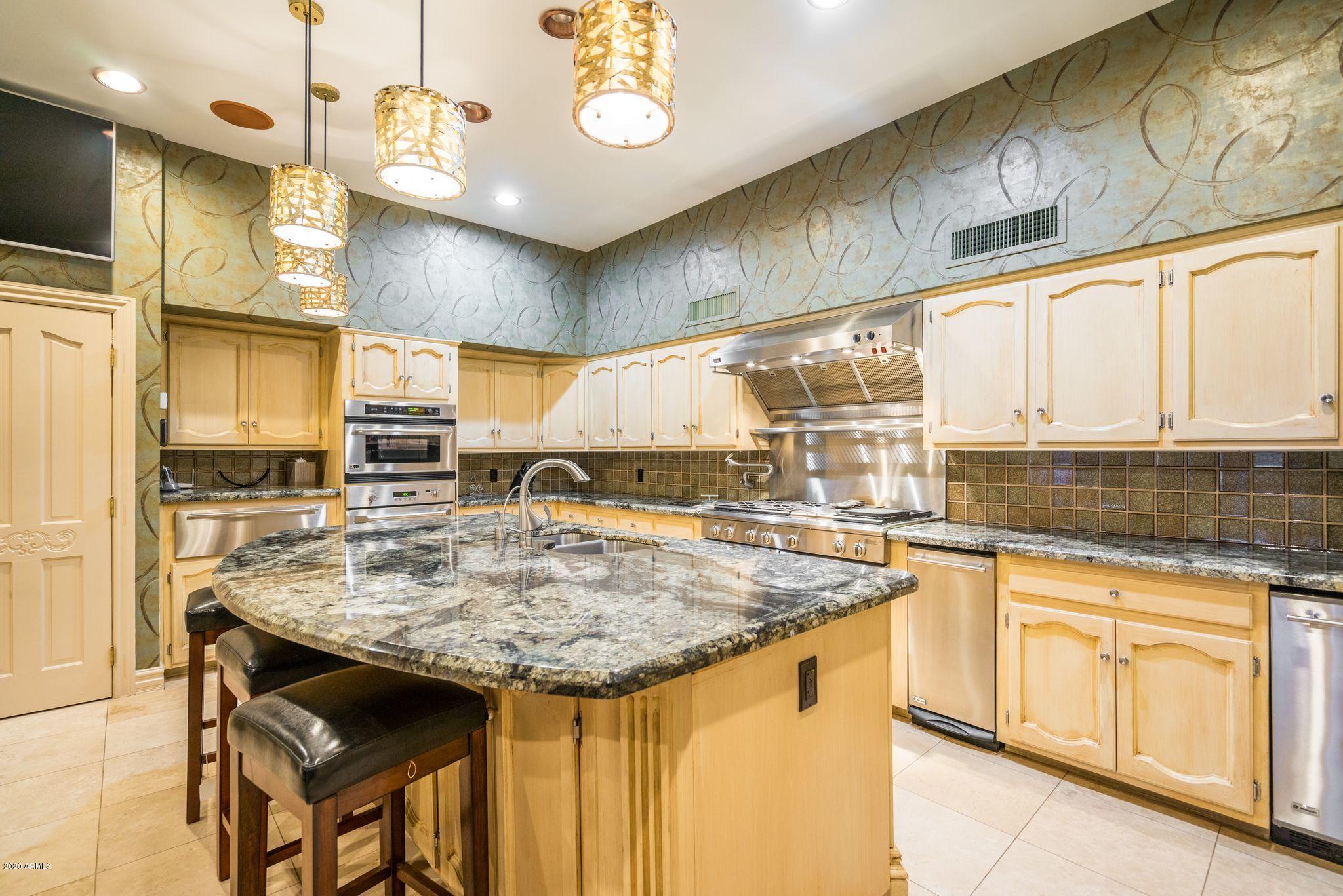 5626 East Wonderview Road Phoenix, AZ 85251 - Photo 6 of 46 Kitchen