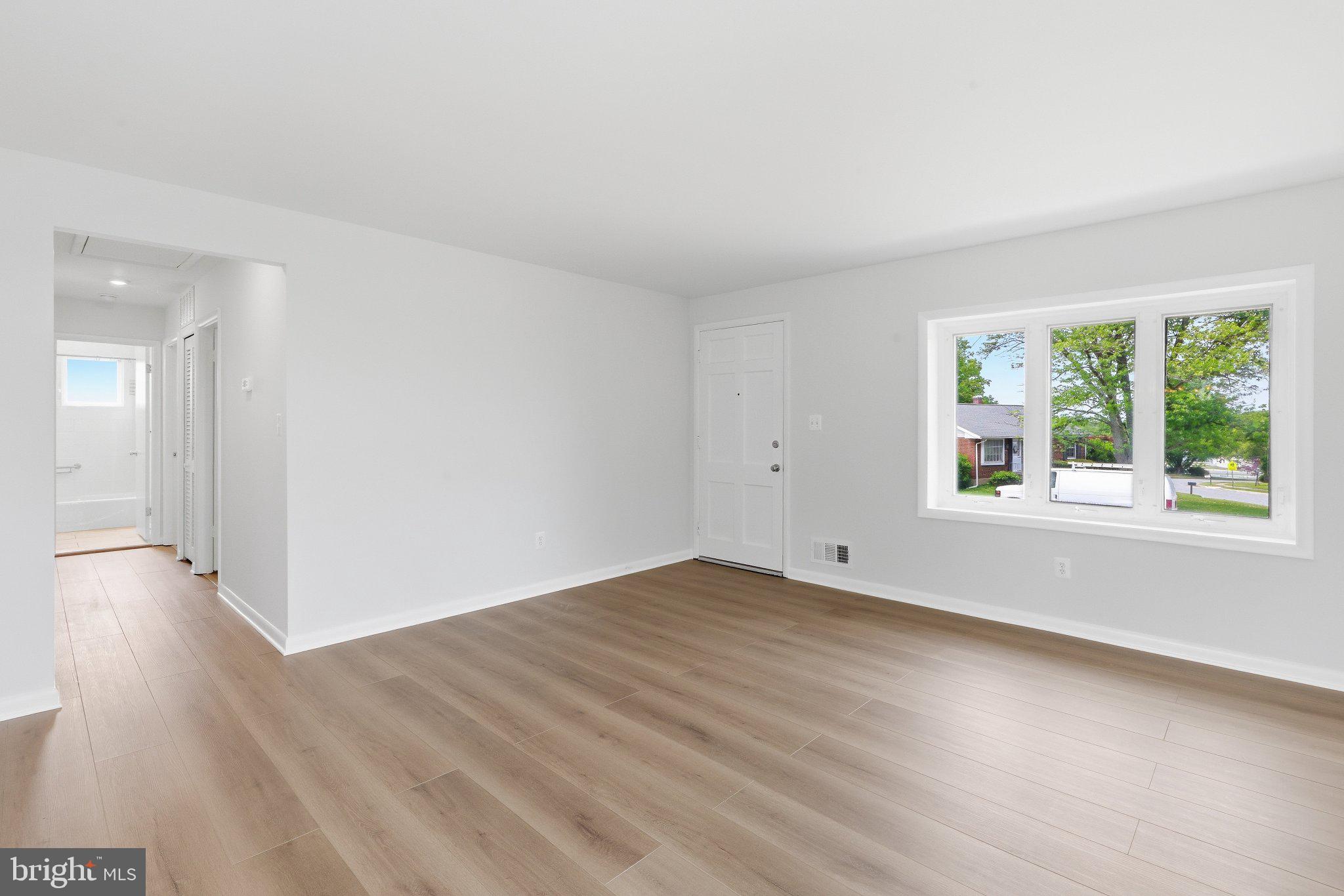 9005 Perring Park Road Baltimore, MD 21234 - Photo 3 of 20 Spacious living room