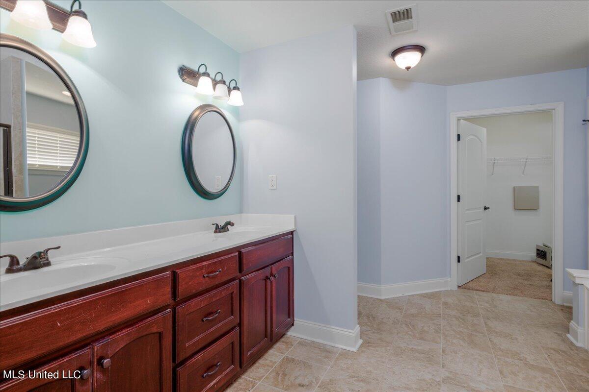 3281 Foxdale Loop Southaven, MS 38672 - Photo 12 of 20 12-Primary Bath