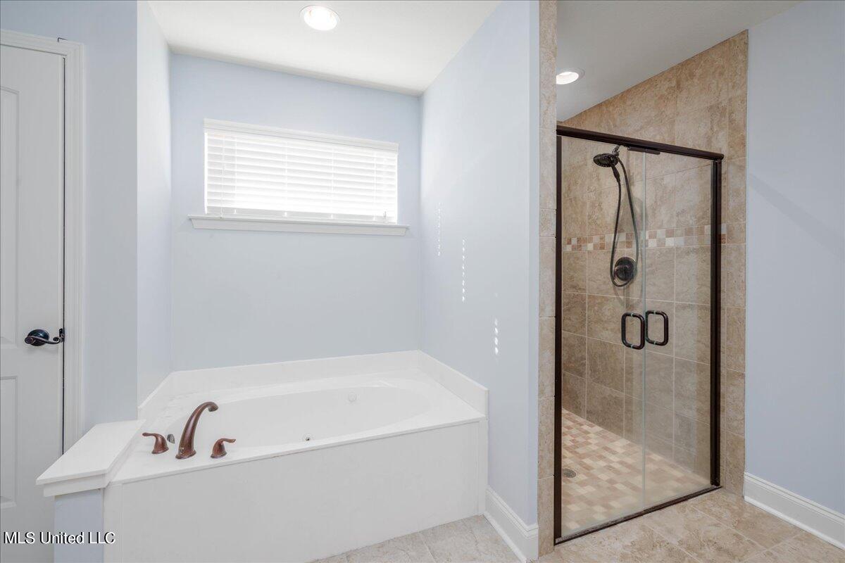3281 Foxdale Loop Southaven, MS 38672 - Photo 13 of 20 13-Primary Bath