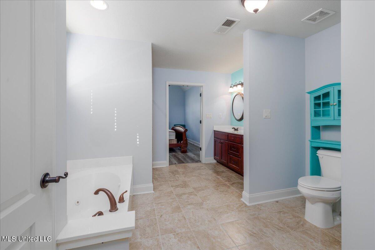 3281 Foxdale Loop Southaven, MS 38672 - Photo 14 of 20 14-Primary Bath