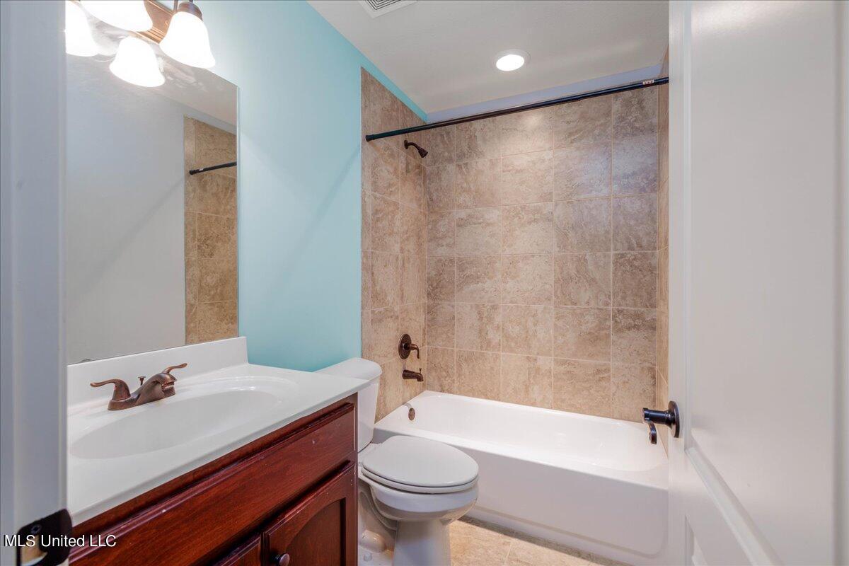 3281 Foxdale Loop Southaven, MS 38672 - Photo 17 of 20 17-Main Bath