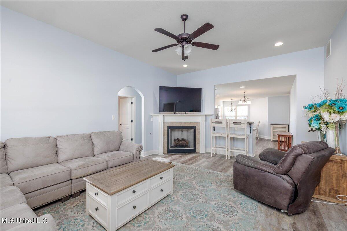 3281 Foxdale Loop Southaven, MS 38672 - Photo 4 of 20 04-Living Room