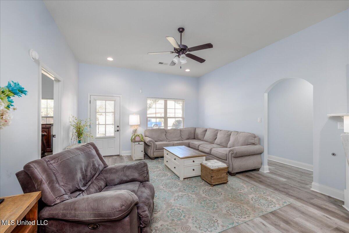 3281 Foxdale Loop Southaven, MS 38672 - Photo 5 of 20 05-Living Room