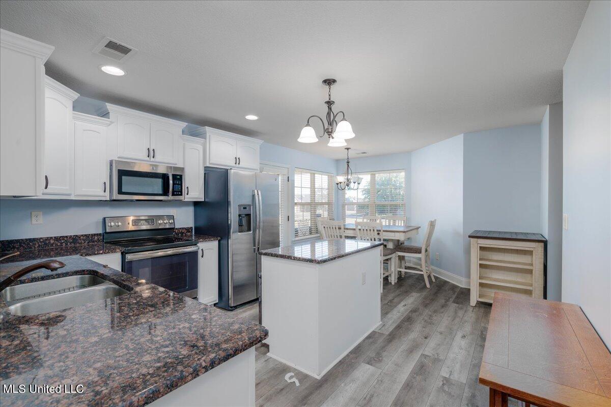 3281 Foxdale Loop Southaven, MS 38672 - Photo 6 of 20 06-Kitchen _ Dining Area