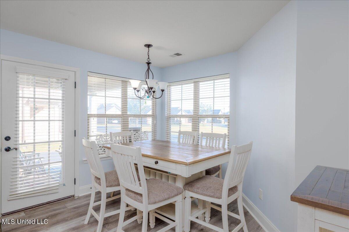 3281 Foxdale Loop Southaven, MS 38672 - Photo 8 of 20 08-Dining Area