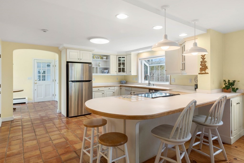 61 Wenham Road Topsfield, MA 01983 - Photo 4 of 42 Gallery Image 4