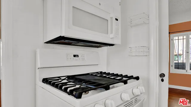 $3,200 | 6180 Oak Crest Way, Los Angeles, CA 90042