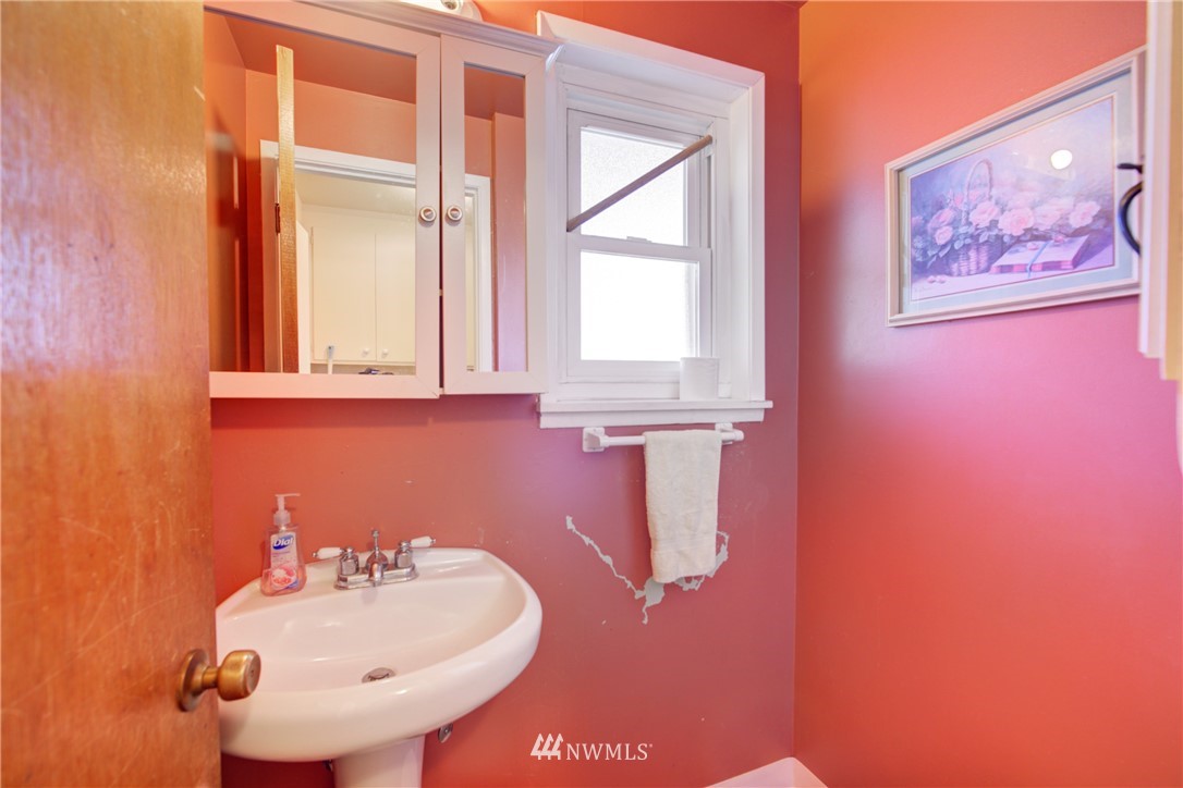 864 Southwest 127th Street Seattle, WA 98146 - Photo 13 of 20 Gallery Image 13