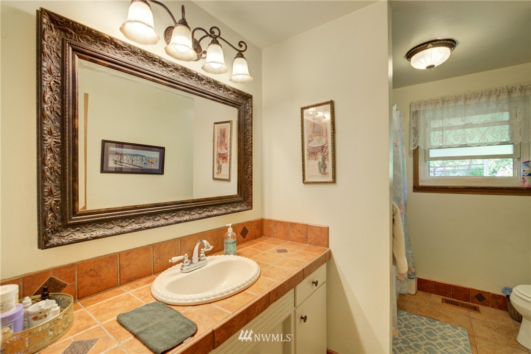864 Southwest 127th Street Seattle, WA 98146 - Photo 8 of 20 Gallery Image 8