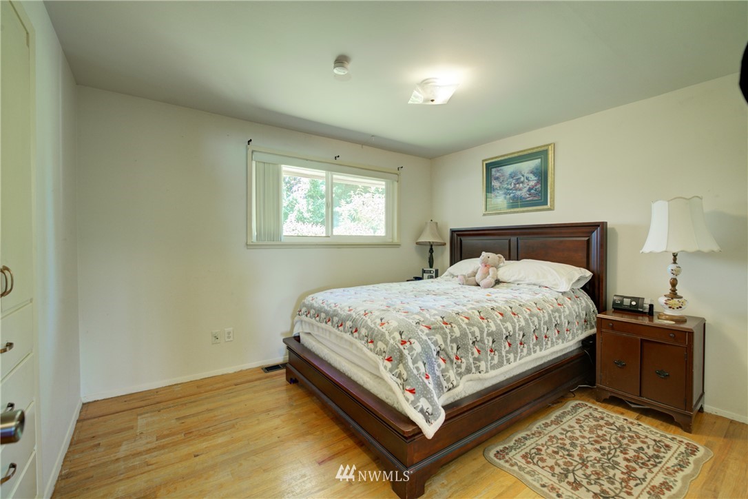 864 Southwest 127th Street Seattle, WA 98146 - Photo 9 of 20 Gallery Image 9