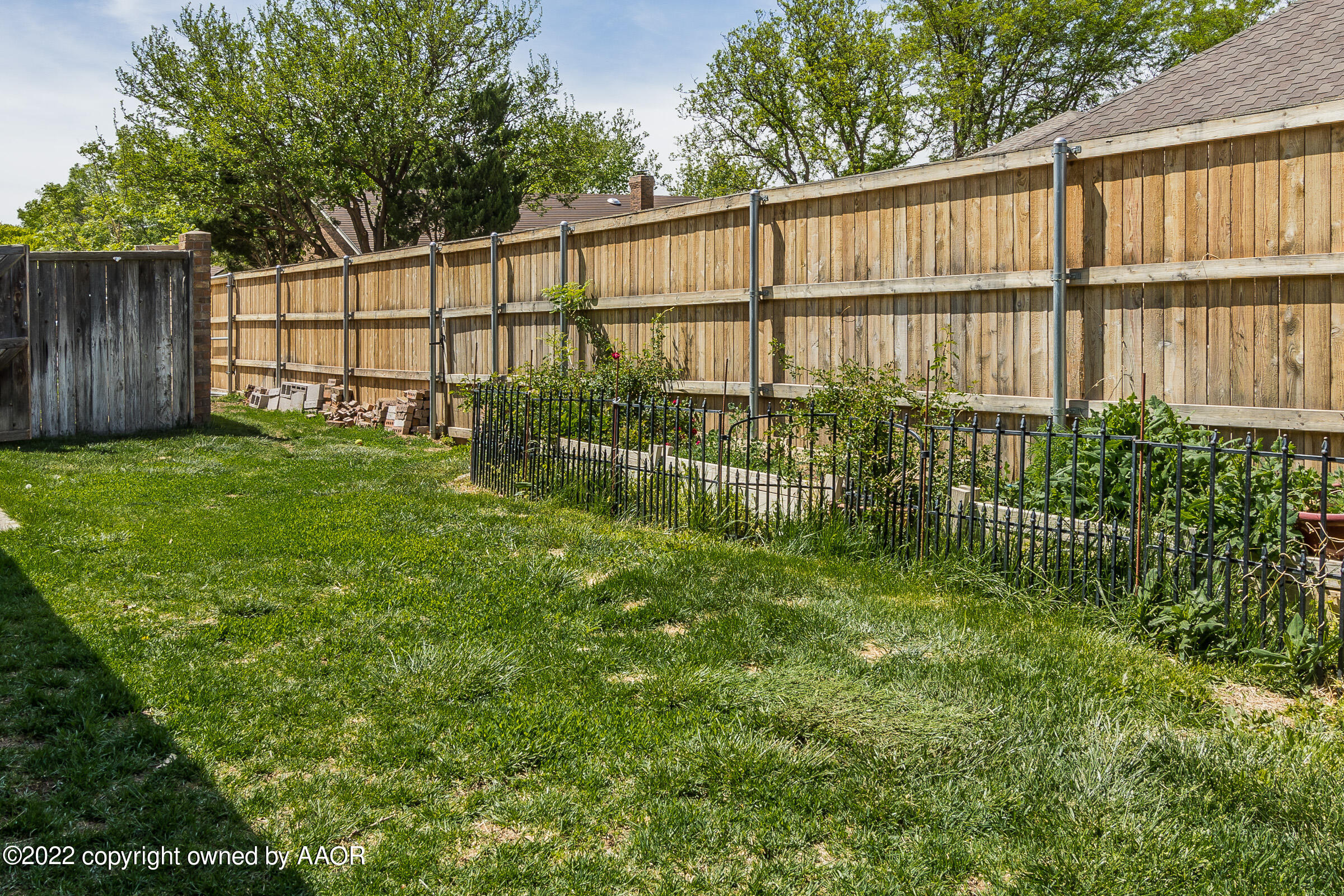 6600 Stoneham Drive Amarillo, TX 79109 - Photo 39 of 43 a view of outdoor space with garden