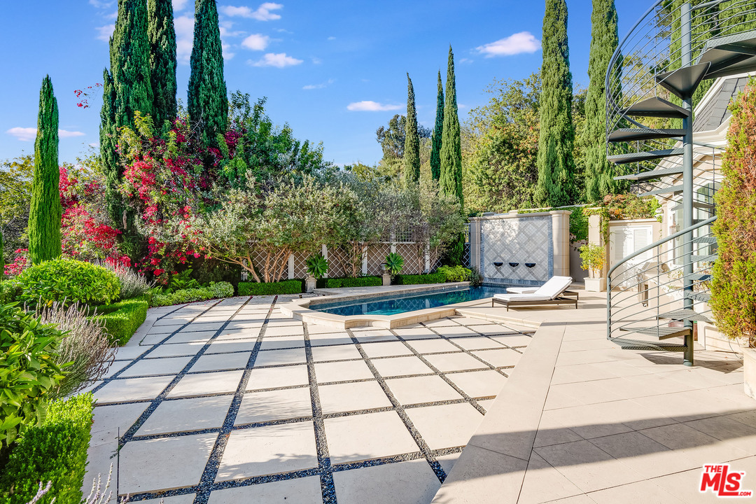 11222 Chalon Road Los Angeles, CA 90049 - Photo 16 of 51 Gallery Image 16