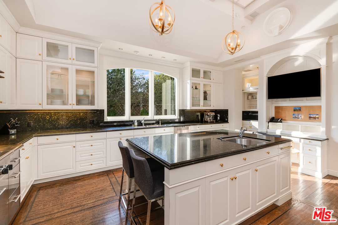 11222 Chalon Road Los Angeles, CA 90049 - Photo 19 of 51 Gallery Image 19