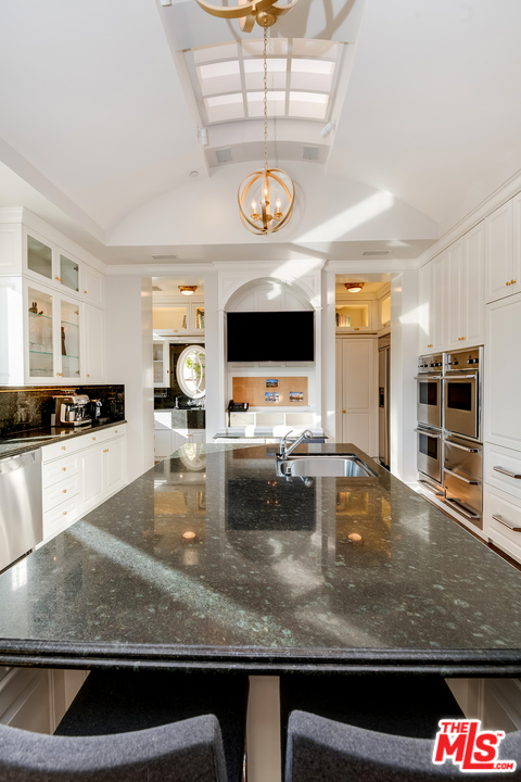11222 Chalon Road Los Angeles, CA 90049 - Photo 20 of 51 Gallery Image 20
