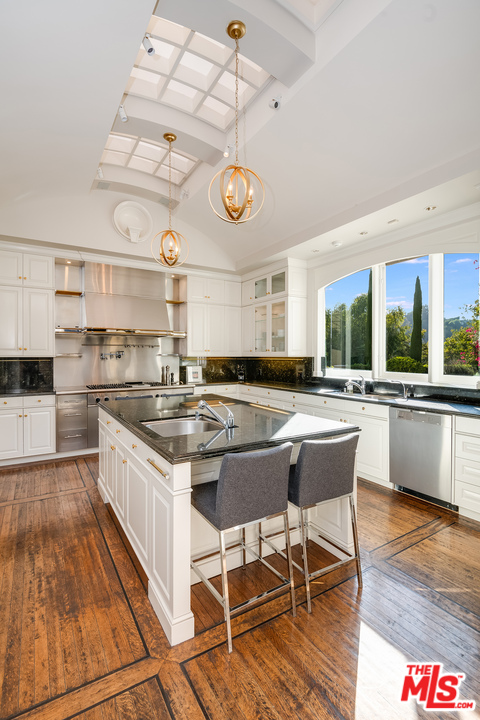 11222 Chalon Road Los Angeles, CA 90049 - Photo 21 of 51 Gallery Image 21
