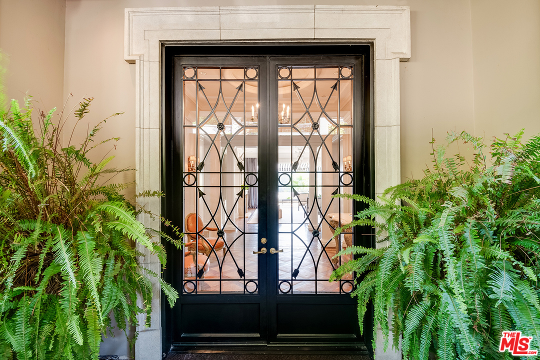 11222 Chalon Road Los Angeles, CA 90049 - Photo 4 of 51 Gallery Image 4